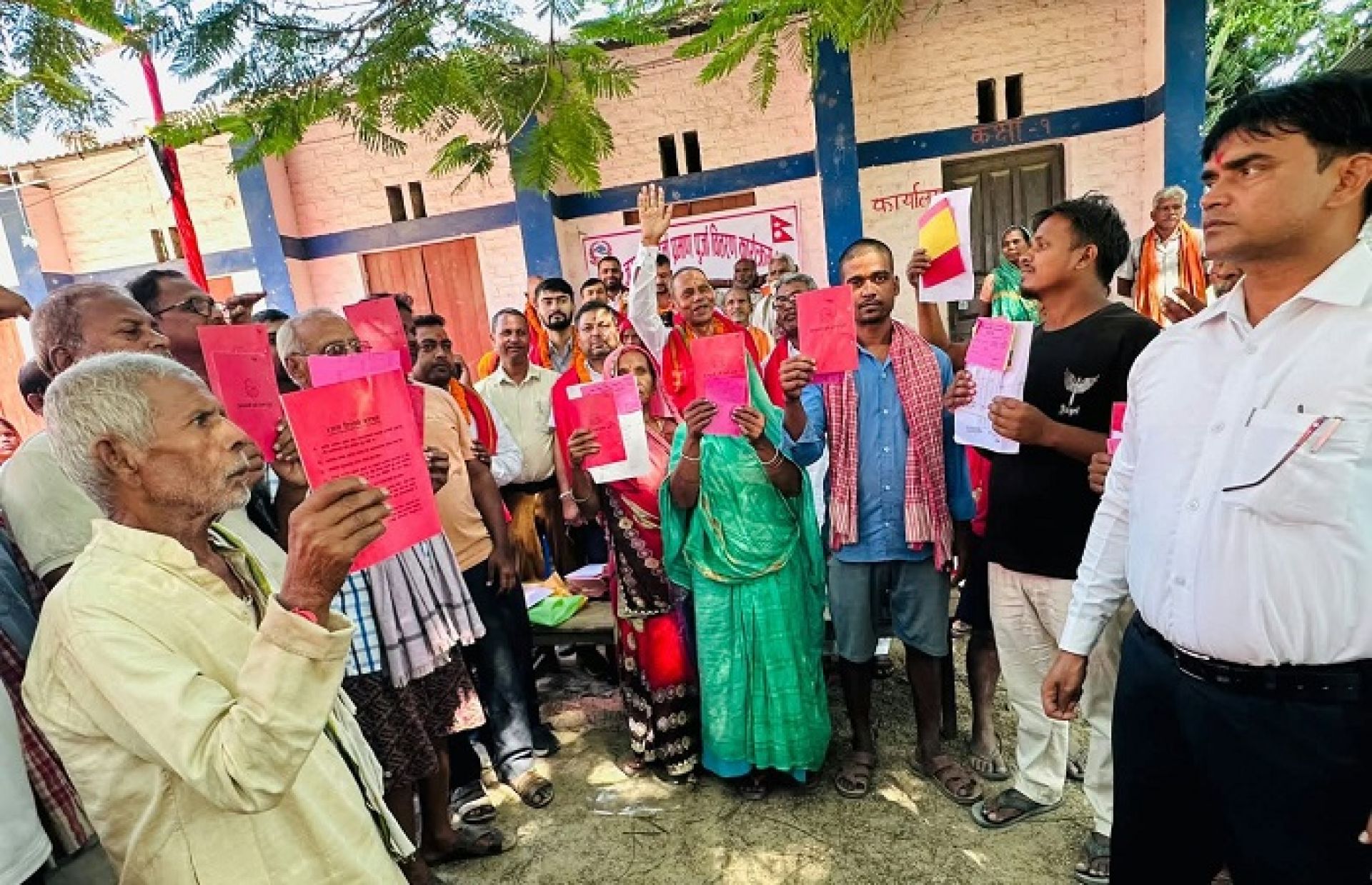 नापजाँच सकिएको ११ वर्षपछि धनुषाका २३३ परिवारले पाए लालपुर्जा